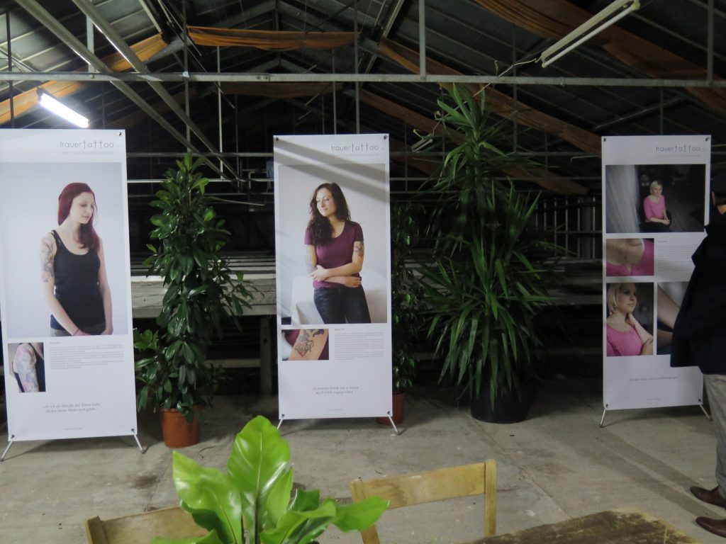 Photo Ausstellung Trauertattoo Christl. Hospizverein Morbach Ambulantes Hospiz Gärtnerei Berg