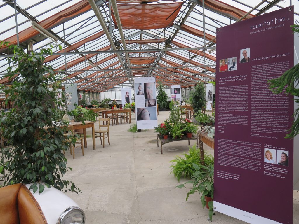 Photo Ausstellung Trauertattoo Christl. Hospizverein Morbach Ambulantes Hospiz Gärtnerei Berg