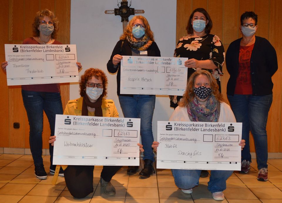 Scheckübergabe
Regina Hoffmann (Traumtänzer), Christine Wommelsdorf ( Aktion Krippe ) 
Elke Weyand
Birgit Steinmetz ( CHV ) 
Ramona Müller ( Dancing Girls ) und Britta Kilp (Aktion Krippe ) Foto: Hermann Mosel