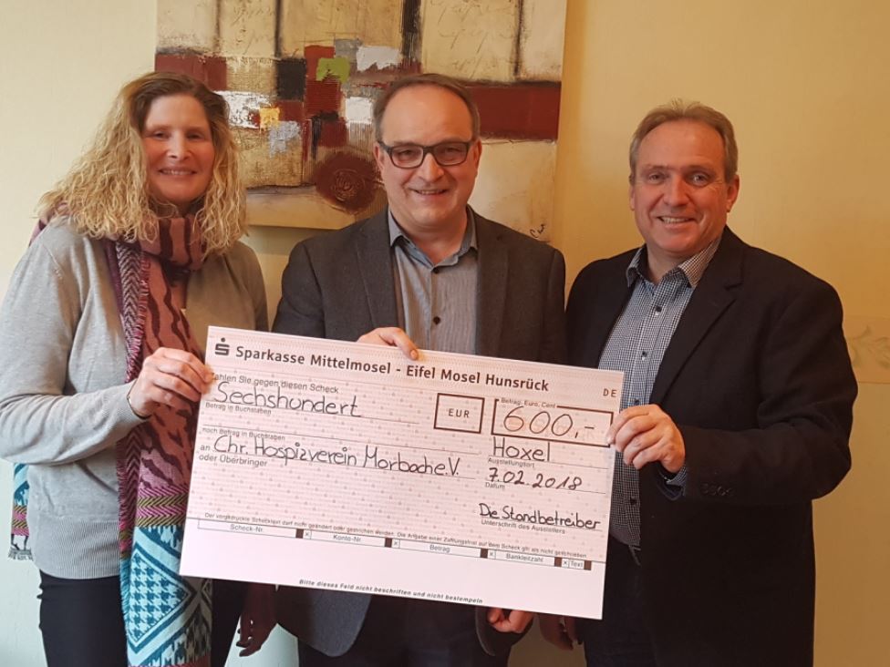 Hoxeler Weihnachtsmarkt Christlicher Hospizverein Morbach Wolfgang Berg Spendenübergabe Scheck