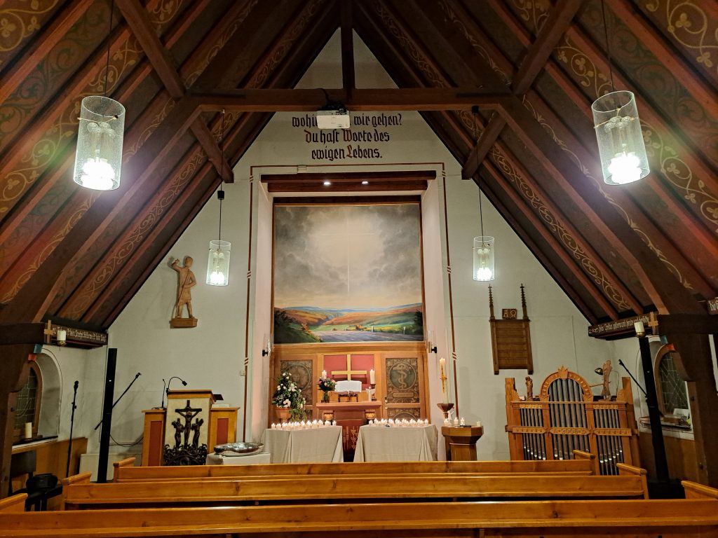 Die evangelische Erlöserkirche in Morbach dekoriert zur Gedenkfeier der Verstorbenen des Jahres 2024 des Ambulanten Hospiz Morbach