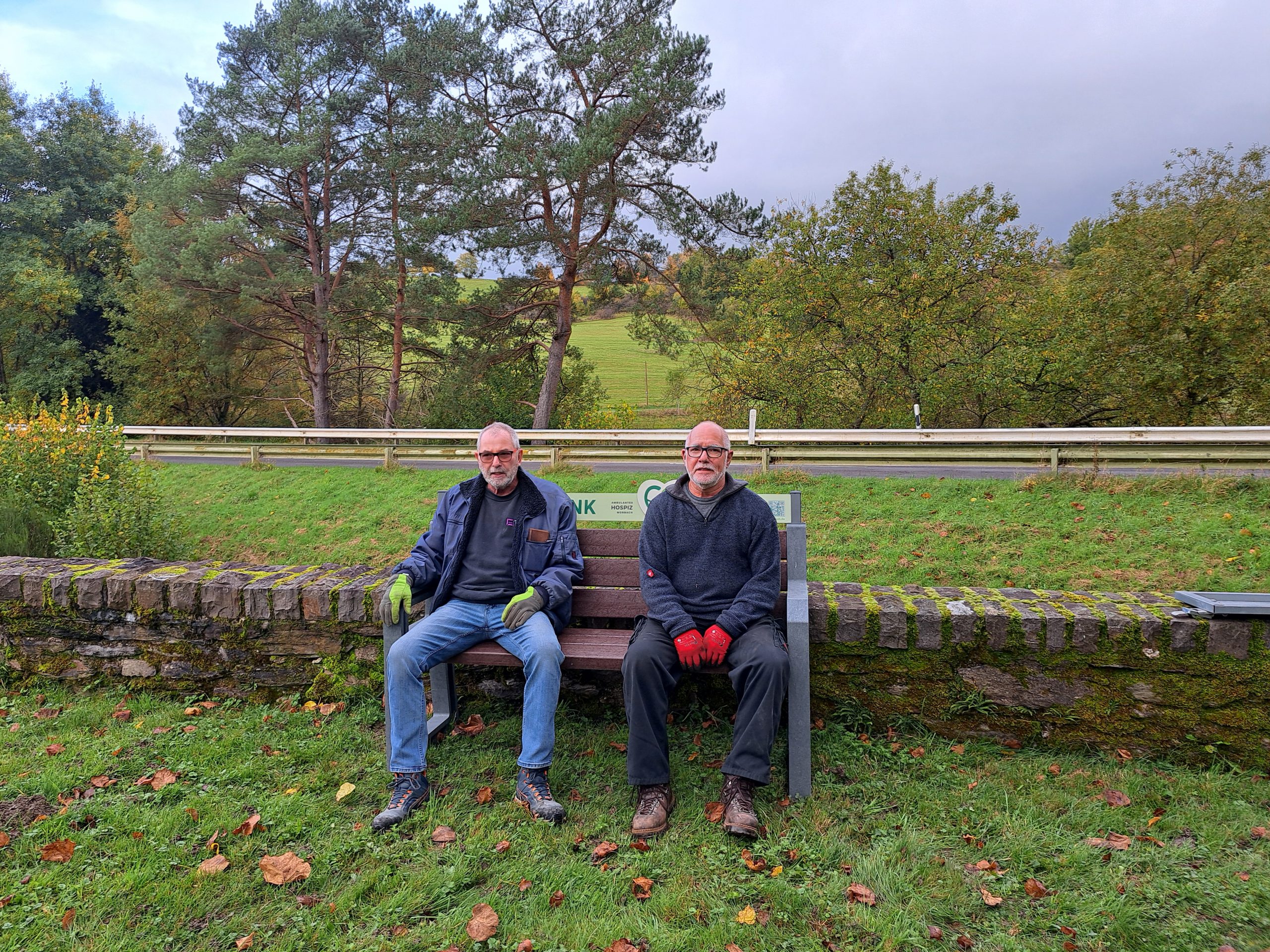 Ein großer Dank geht an unsere fleißigen Helfer, ohne die das Aufstellen der Trostbänke gar nicht möglich gewesen wäre!