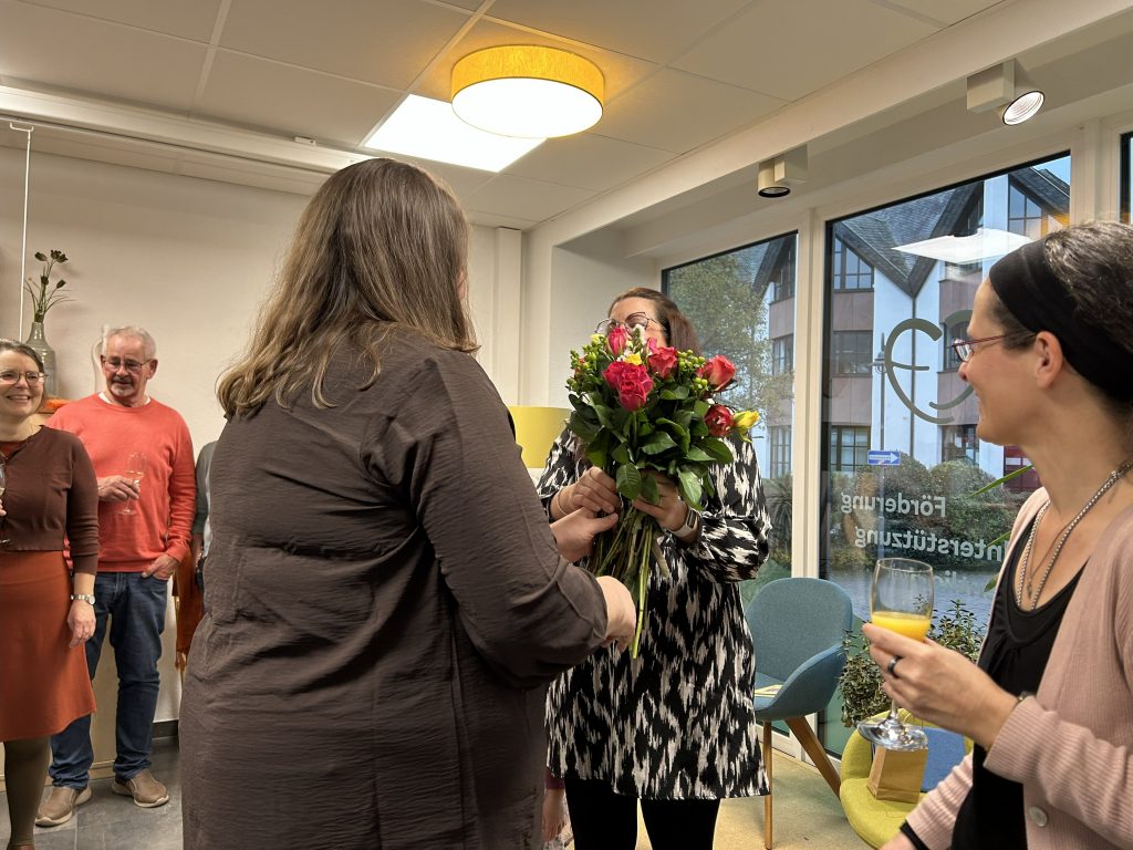 Begrüßung Barbara Schommer im Ambulanten Hospiz Morbach durch Frau Steinmetz vom Ambulanten Hospiz Morbach