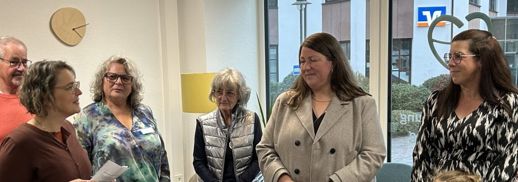 Begrüßung Barbara Schommer im Ambulanten Hospiz Morbach durch Frau Tokarski von der Marienhaus Gruppe als Träger des Ambulanten Hospiz Morbach