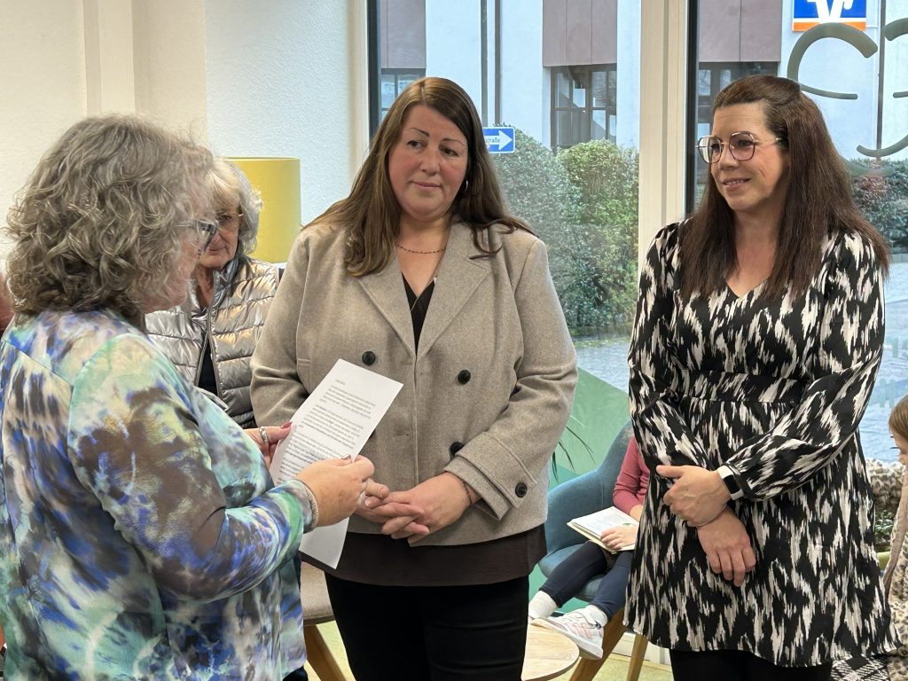 Begrüßung Barbara Schommer im Ambulanten Hospiz Morbach durch Frau Weyand vom Christlichen Hospizverein Morbach