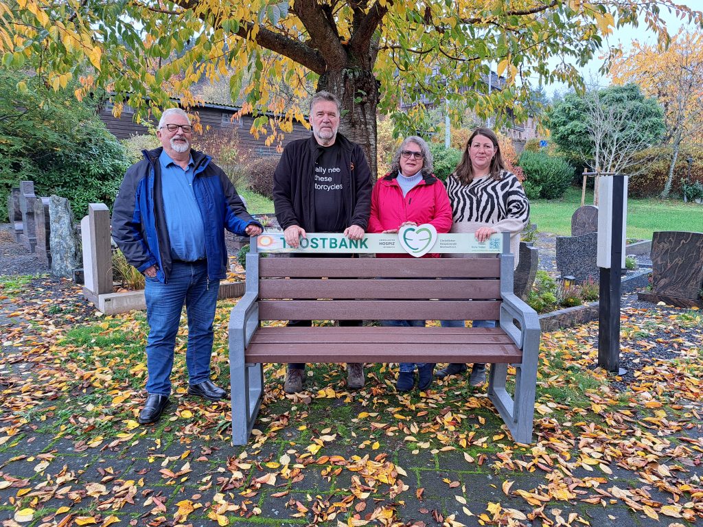 Die Trostbank des Christl. Hospizverein Morbach auf dem Friedhof in Langweiler mit Ortsbürgermeister Alfred Reicherts und Johannes Kuhn von den Hunsrück Heizern