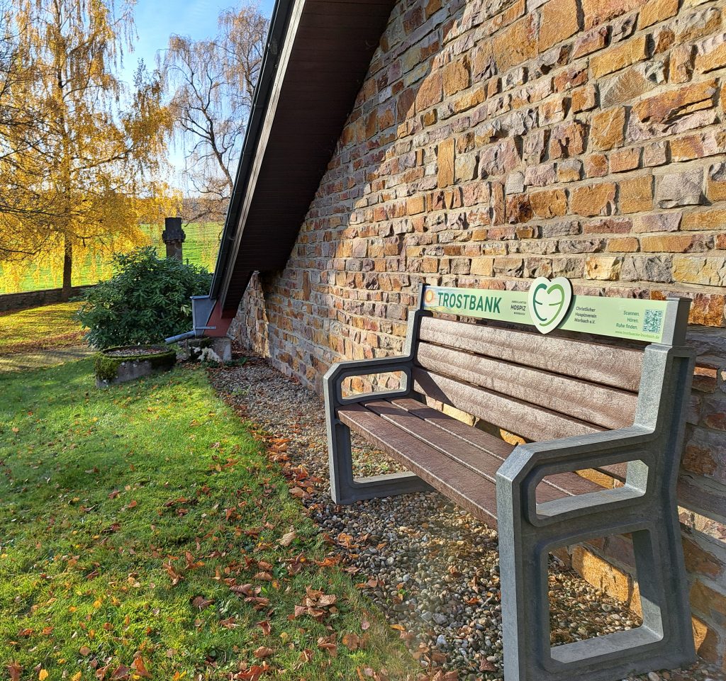 Die Trostbank des Christl. Hospizverein Morbach auf dem Friedhof in Kleinich