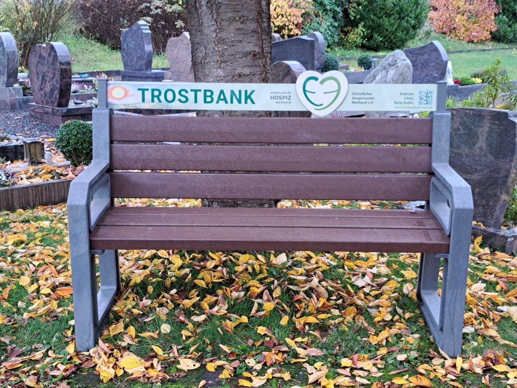 Die Trostbank des Christl. Hospizverein Morbach auf dem Friedhof in Langweiler