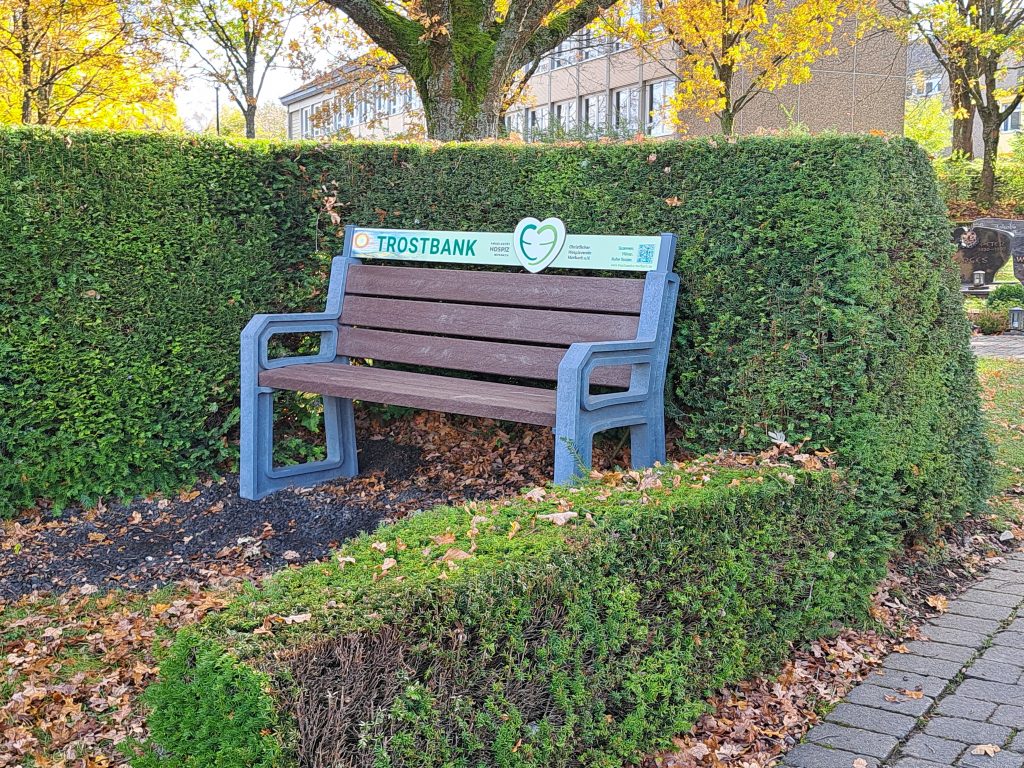 Die Trostbank des Christl. Hospizverein Morbach auf dem Friedhof in Morbach