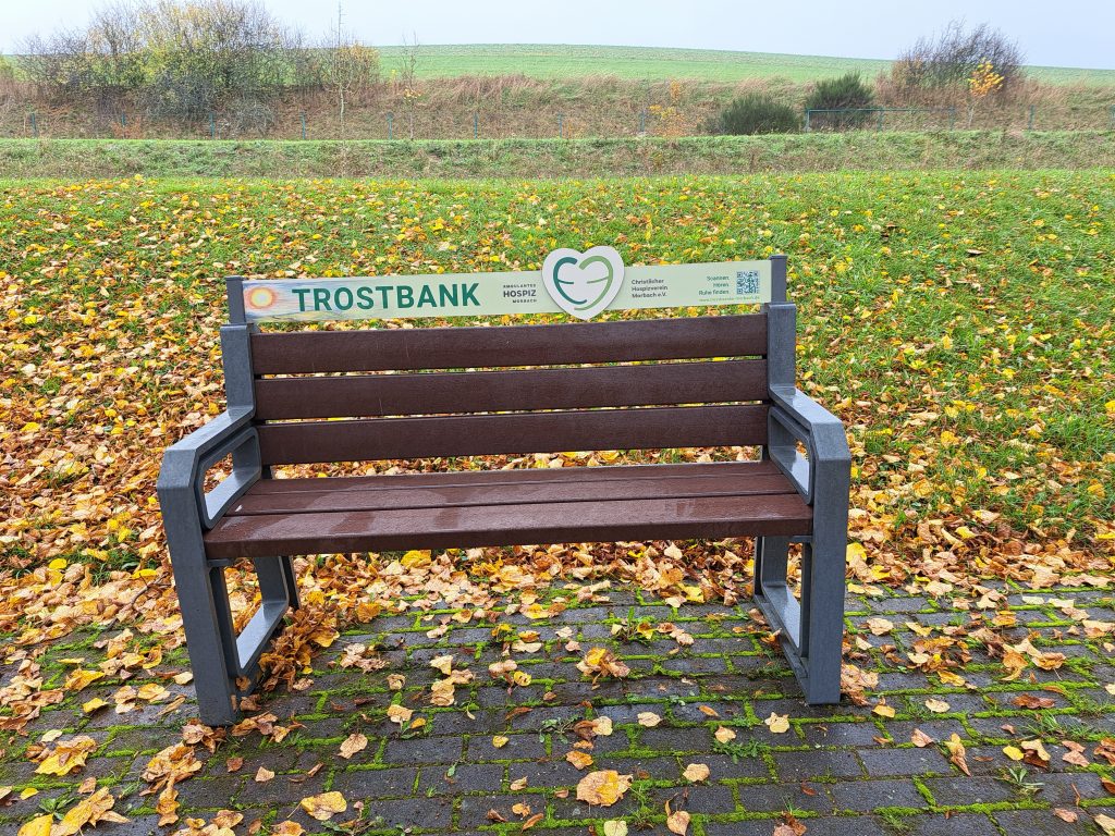 Die Trostbank des Christl. Hospizverein Morbach auf dem Friedhof in Rhaunen