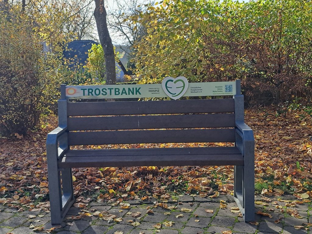 Die Trostbank des Christl. Hospizverein Morbach auf dem Friedhof in Thalfang