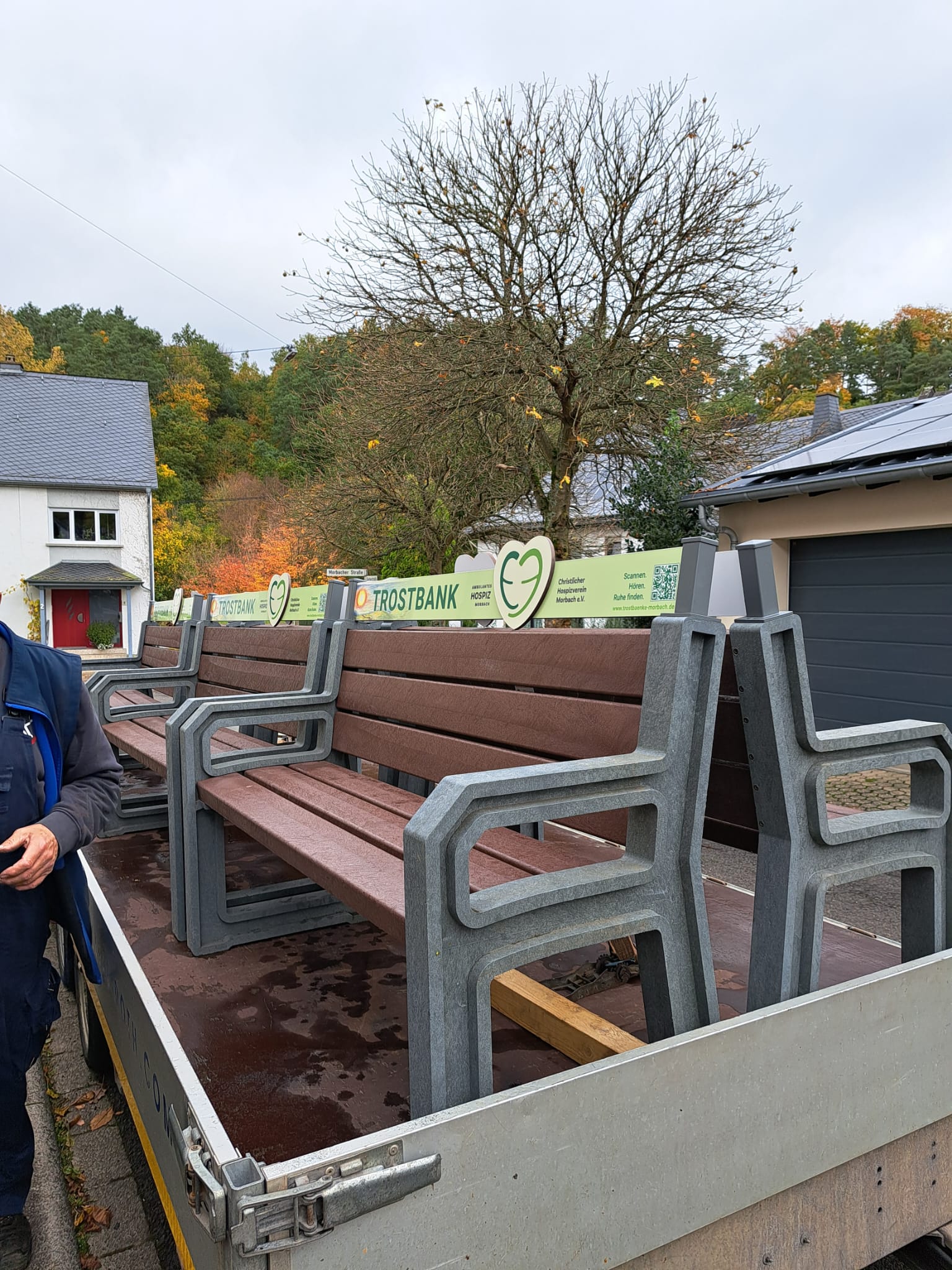 Die Anlieferung unserer Trostbänke für den Christl. Hospizverein Morbach