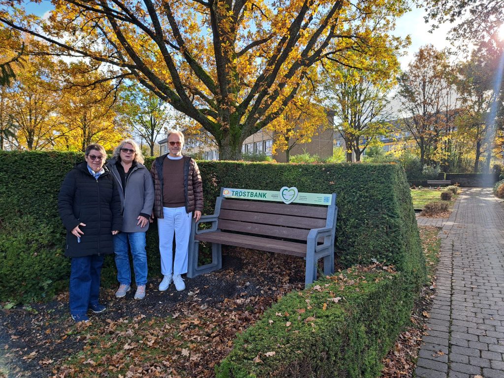 Aufstellen der Trostbank im Friedhof Morbach mit Ortsvorsteher Hugo Bader