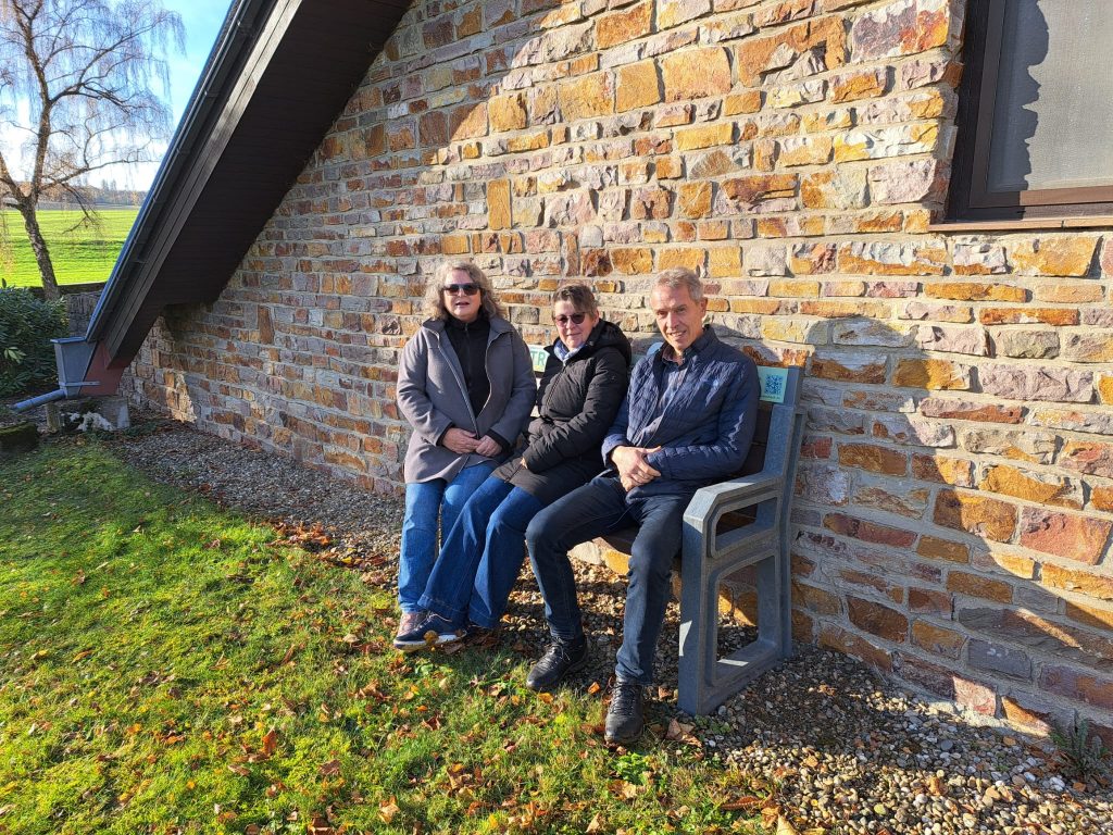 Aufstellen der Trostbank im Friedhof Kleinich mit Bürgermeister Burkhard Born